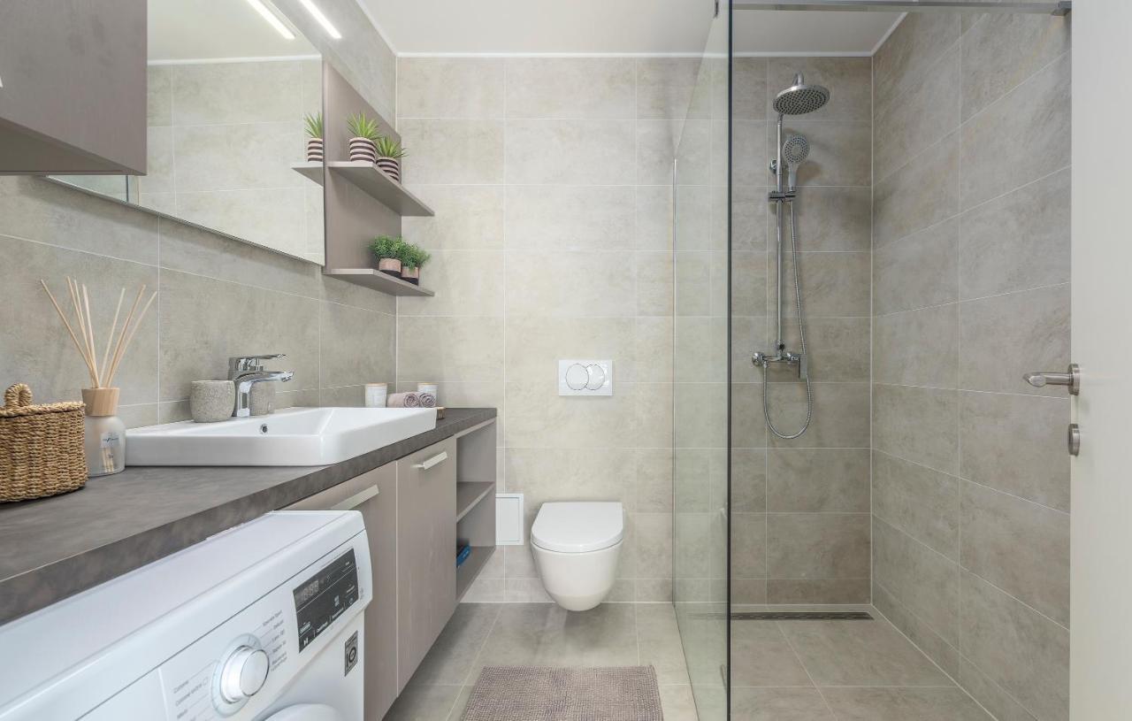 Just Renovated Stylish 2 Bedrooms Apartment Only A Few Steps From The Beach! Novigrad  Zewnętrze zdjęcie